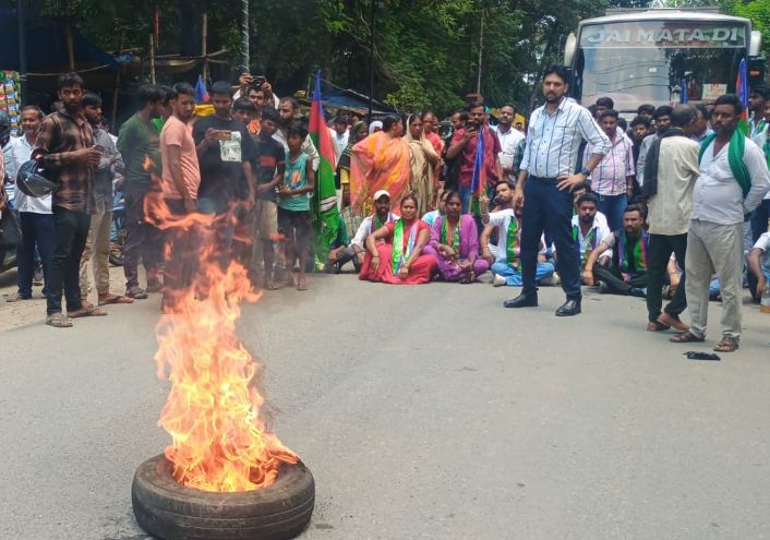 Latehar :  छात्रों पर लाठीचार्ज के विरोध में आजसू पार्टी भी सड़क पर उतरी