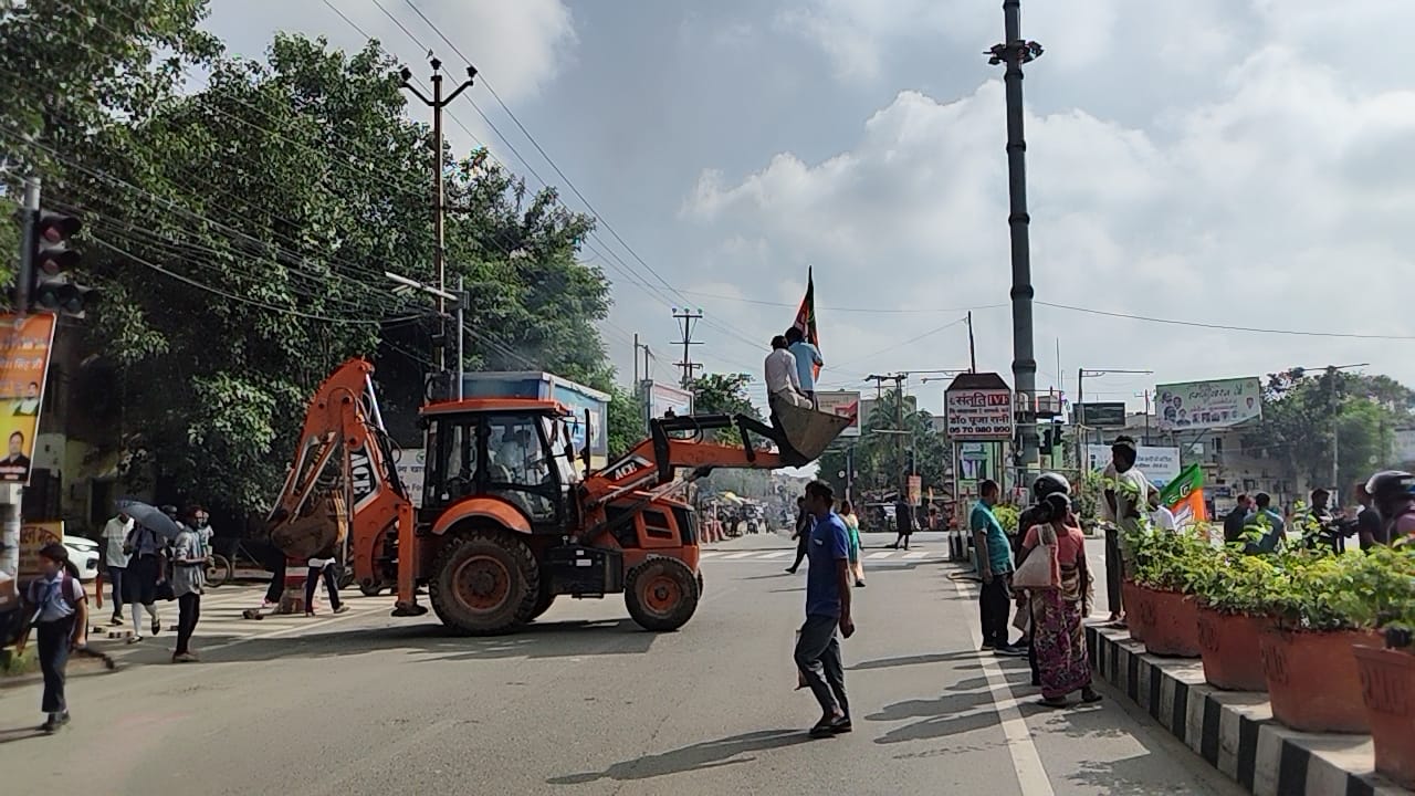 झारखंड बंद कराने सड़कों पर उतरे भाजपा कार्यकर्ता, रांची के विभिन्न चौक-चौराहों पर टायर जलाकर की नारेबाजी