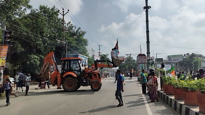 झारखंड बंद कराने सड़कों पर उतरे भाजपा कार्यकर्ता, रांची के विभिन्न चौक-चौराहों पर टायर जलाकर की नारेबाजी