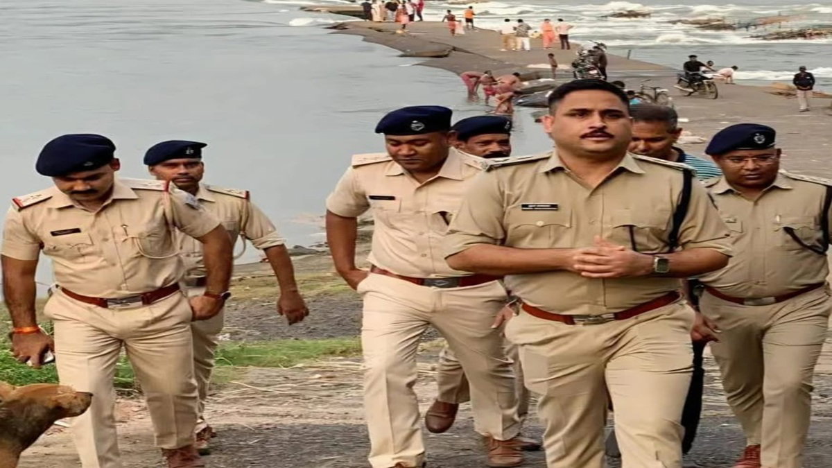 Jamshedpur :  दुर्गा पूजा को लेकर पुलिस ने पूजा पंडालों व स्वर्णरेखा नदी घाट का किया निरीक्षण