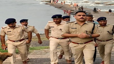 Jamshedpur :  दुर्गा पूजा को लेकर पुलिस ने पूजा पंडालों व स्वर्णरेखा नदी घाट का किया निरीक्षण