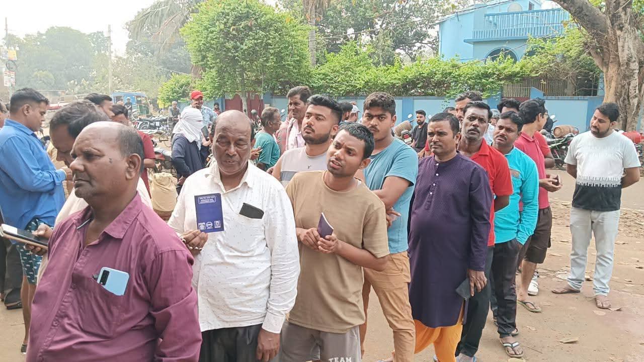 देवघर :  LPG सिलेंडर की सप्लाई व बुकिंग ना होने से जनता परेशान,  गैस एजेंसियों पर भीड़ बढ़ी