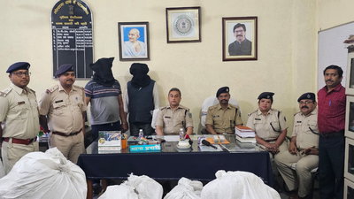 लोहरदगा :  ट्रक से 433 किलो गांजा बरामद, दो तस्कर गिरफ्तार