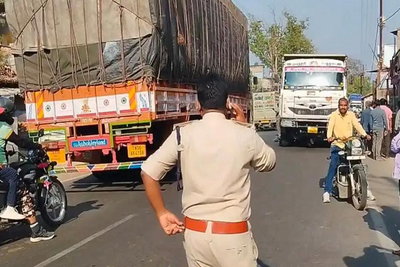 कोडरमा में भीषण सड़क हादसा: हाइवा की चपेट में ससुर-दामाद की मौत