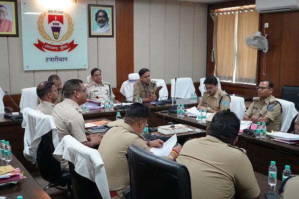 बोकारो आईजी ने अपराध नियंत्रण को लेकर की समीक्षा बैठक, दिए सख्त निर्देश