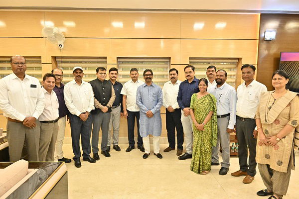 IAS में पदोन्नत अधिकारियों ने CM हेमंत सोरेन से की मुलाकात