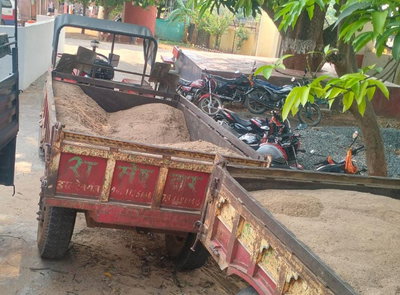 Palamu News :  पिपराटांड़ से अवैध बालू लदे 2 ट्रैक्टर जब्त