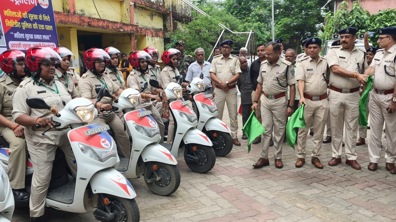 Giridih News :  महिलाएं होंगी और सुरक्षित, SP ने गश्ती वाहन को किया रवाना, सहायता केंद्र फिर से चालू करने के निर्देश