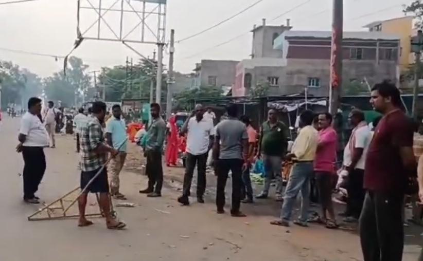 Dhanbad News :   हाइवा-कार की टक्कर में घायल युवक की मौत, आक्रोशितों ने हीरक रोड किया जाम
