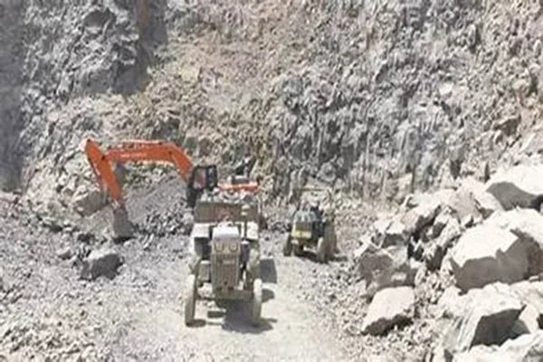 Lagatar Exclusive :  500 करोड़ के पत्थर खनन घोटाले में अब FIR, लेकिन इतने साल तक कौन बचाता रहा?