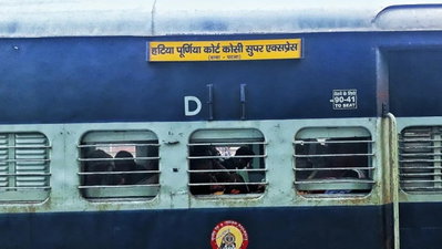 कोसी एक्सप्रेस के थर्ड एसी इकोनॉमी कोच में लगी आग, मची अफरा-तफरी