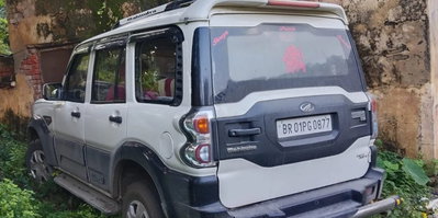 पलामू के फर्जी IPS ने बिहार पुलिस के साथ की छापेमारी, चालक व सहयोगी गिरफ्तार