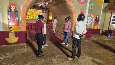 Jamshedpur : सिटी एसपी ने QRT टीम के साथ पूजा पंडालों का किया निरीक्षण