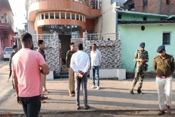 रामगढ़ : कोयला व्यवसायी के घर पर फायरिंग मामले की जांच करने घटनास्थल पर पहुंचे एसपी