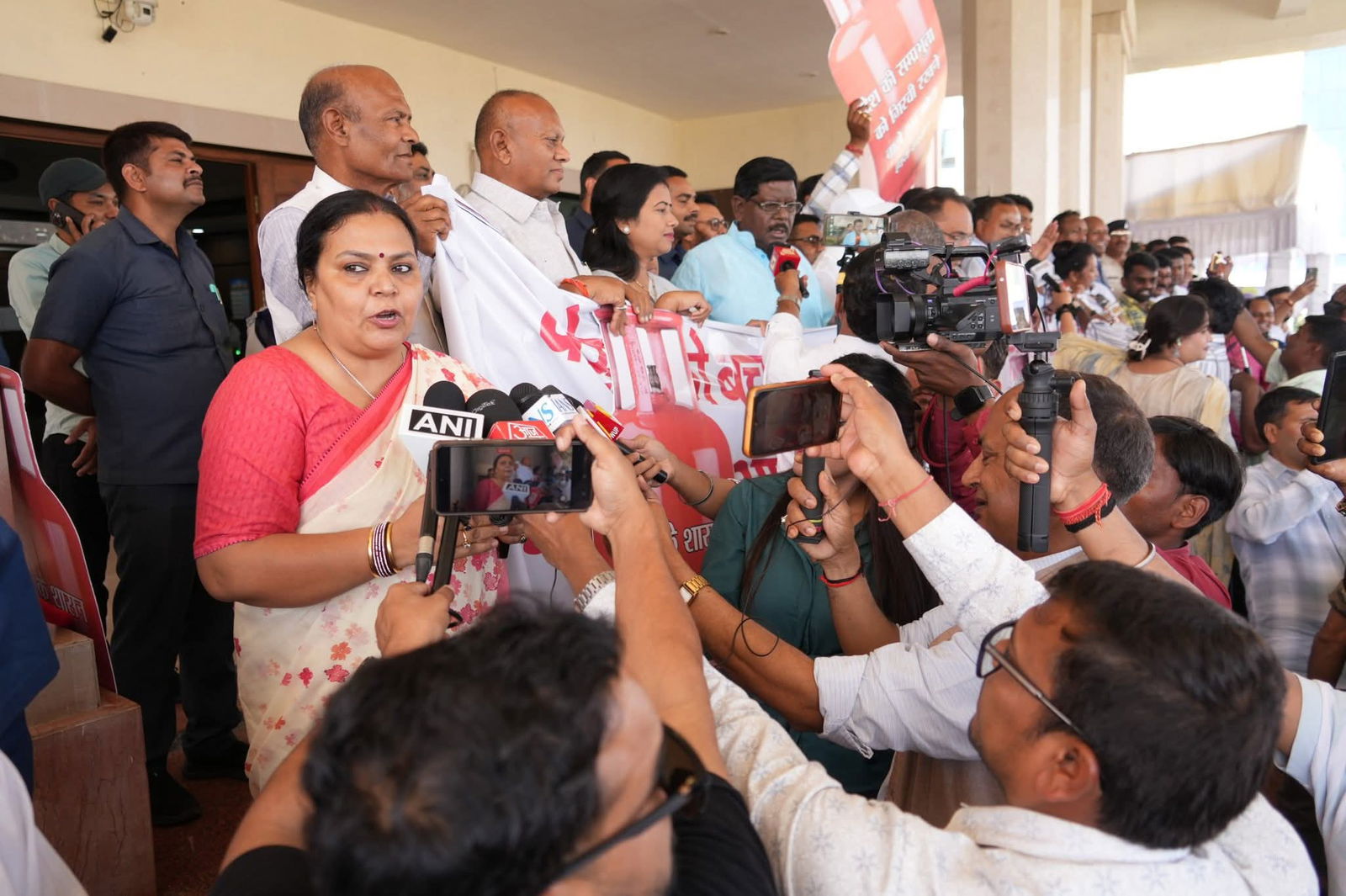 सदन के बाहर LPG की किल्लत व तेल की बढ़ती कीमतों के खिलाफ विरोध-प्रदर्शन, दीपिका ने केंद्र पर बोला हमला