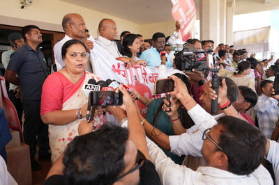 सदन के बाहर LPG की किल्लत व तेल की बढ़ती कीमतों के खिलाफ विरोध-प्रदर्शन, दीपिका ने केंद्र पर बोला हमला