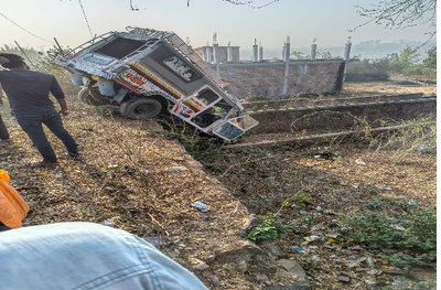 गिरिडीह :  स्कूली बच्चों से भरा सवारी वाहन अनियंत्रित होकर पलटा, 6 बच्चे घायल