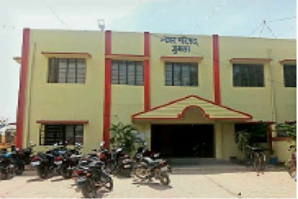 गुमला नगर परिषद चुनाव :  उपाध्यक्ष पद के लिए शपथ पत्र भरवा रहा एक प्रत्याशी