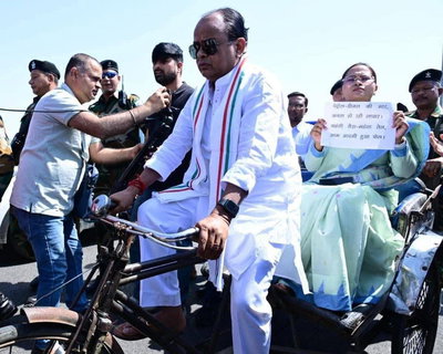 महंगे पेट्रोल-डीजल व गैस के खिलाफ अनोखा प्रदर्शन, रिक्शे से विधानसभा पहुंचे मंत्री इरफान-शिल्पी