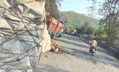 चतरा-डोभी मार्ग पर भीषण हादसा : कंटेनर पलटने के बाद कई ट्रक आपस में भिड़े, लगा लंबा जाम