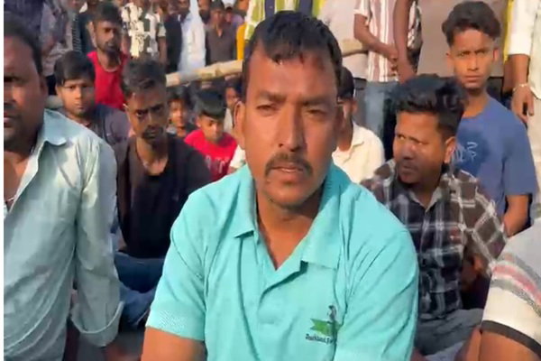 गिरिडीह : सड़क हादसे में घायल युवक की मौत के बाद आक्रोशितों ने की सड़क जाम,  मंत्री सुदिव्य के आश्वासन के बाद हटाया