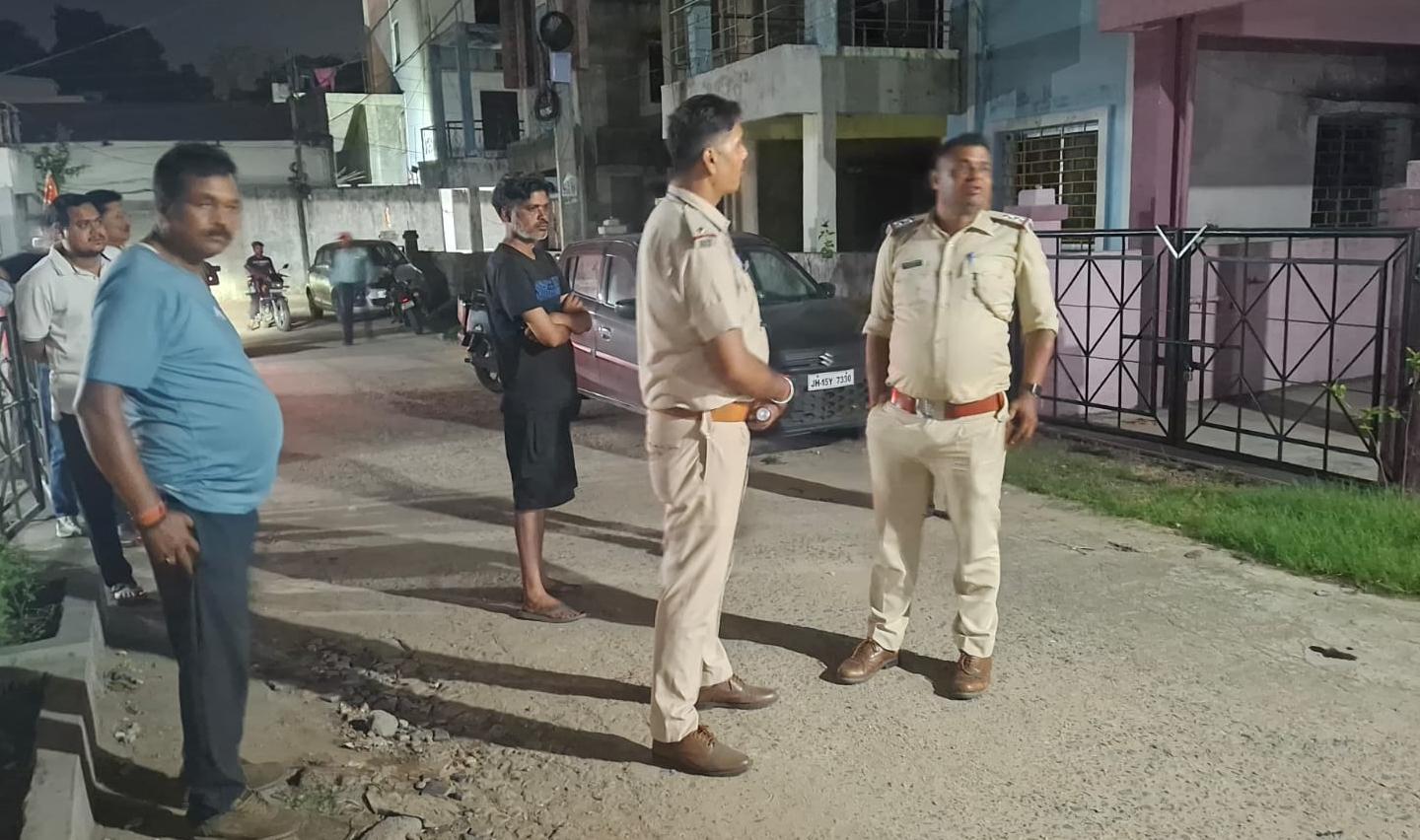 धनबाद :  युवती की मौत के बाद 5 दिन घर में पड़ा रहा शव, भाई ने बाथरूम में किया अंतिम संस्कार