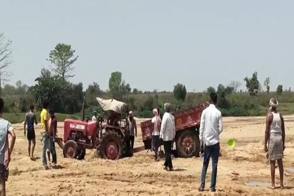 देवघर : सारठ में बालू उठाव को लेकर दो पक्षों में झड़प, FIR दर्ज