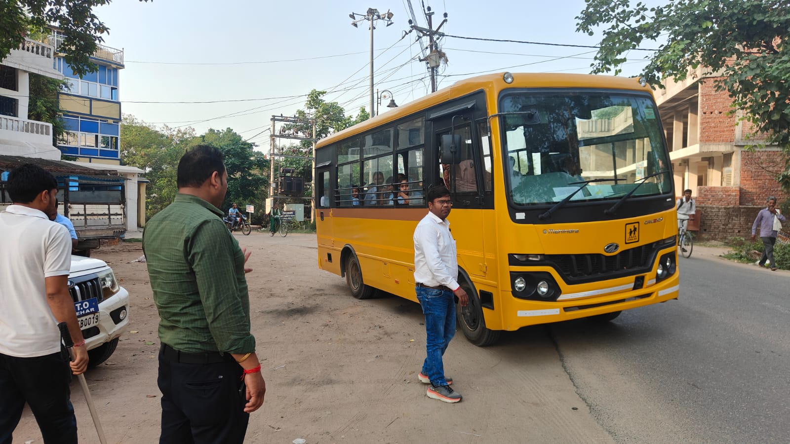 Latehar News : DTO ने स्कूल वाहनों की जांच की, सुरक्षा उपायों को अपनाने का निर्देश