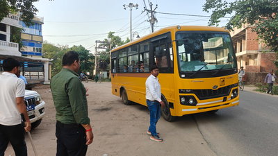 Latehar News : DTO ने स्कूल वाहनों की जांच की, सुरक्षा उपायों को अपनाने का निर्देश