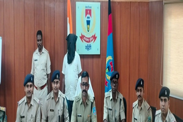 Khunti News :  हथियार-कारतूस के साथ PLFI उग्रवादी राजेश महतो गिरफ्तार