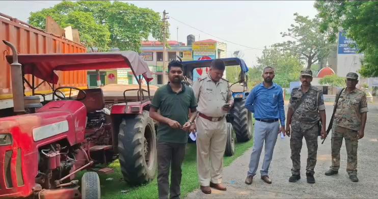 Dhanbad News :  NGT प्रतिबंध के बीच खनन विभाग की कार्रवाई, अवैध बालू लदे दो ट्रैक्टर जब्त