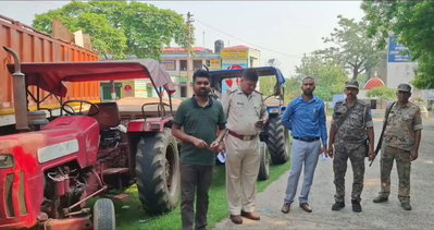 Dhanbad News :  NGT प्रतिबंध के बीच खनन विभाग की कार्रवाई, अवैध बालू लदे दो ट्रैक्टर जब्त