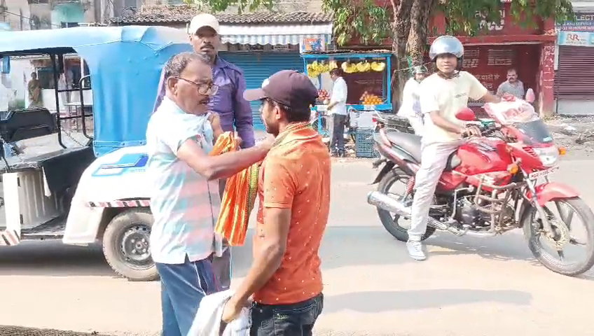 Ranchi News :  बिना टोकन शुल्क वसूलने पर टोटो चालक और एजेंट में झड़प