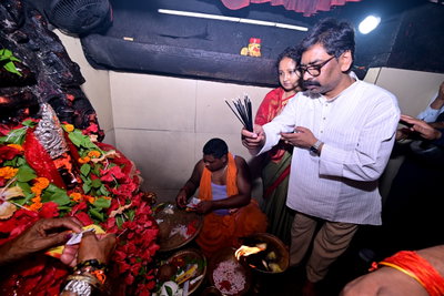 CM हेमंत पत्नी संग गए दिउड़ी मंदिर, मत्था टेक मां से राज्य की सुख-समृद्धि की कामना की