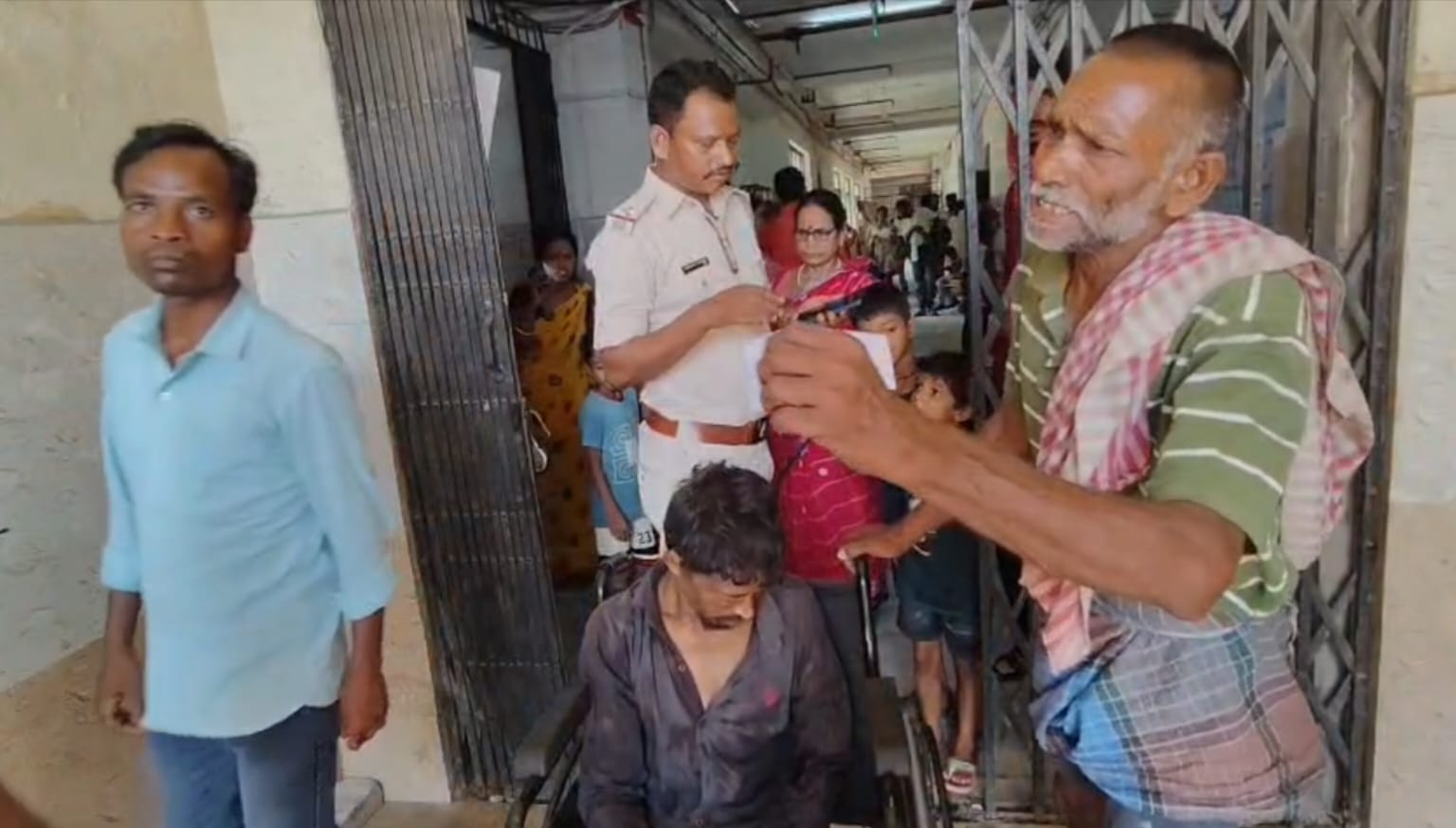 Bokaro : जंगल से जख्मी हालत में मिला युवक, पुलिस ने अस्पताल में कराया भर्ती