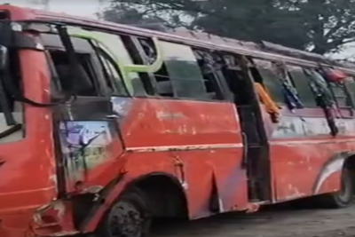 Katihar News : कार को बचाने में मजदूरों से भरी बस अनियंत्रित होकर पलटी, 25 घायल, 15 की हालत गंभीर