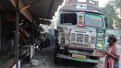 Latehar News :  टक्कर के बाद हाइवा पलटा, ट्रक दुकान में घुसा, दोनों वाहन चालक घायल