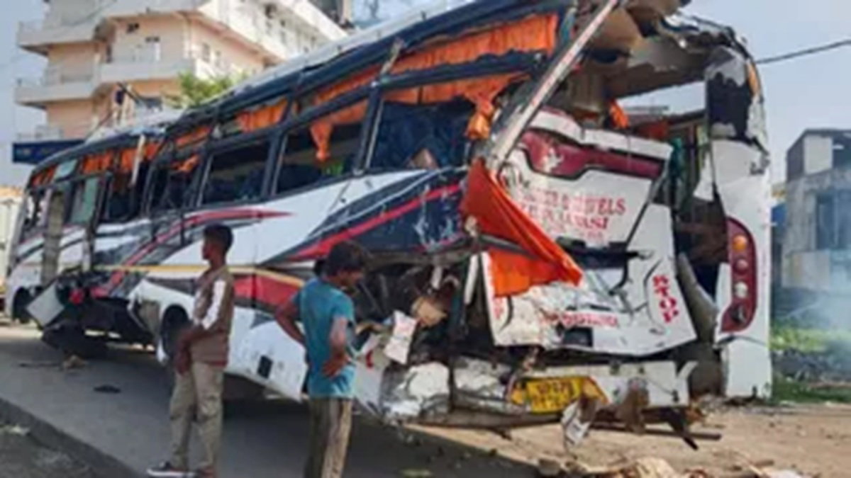 वाराणसी से पटना आ रही बस औरंगाबाद में पलटी, 20 यात्री घायल, तीन की हालत नाजुक