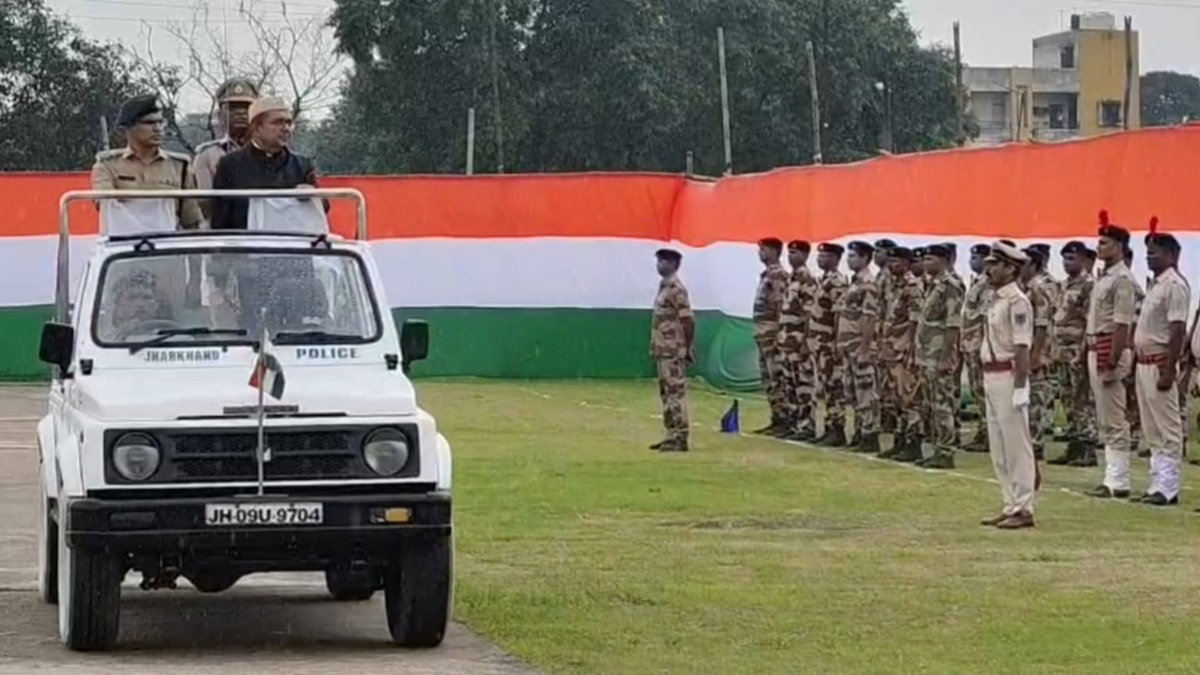 Bokaro :  DC-SP ने किया फुल ड्रेस परेड का निरीक्षण, दी झंडे को सलामी