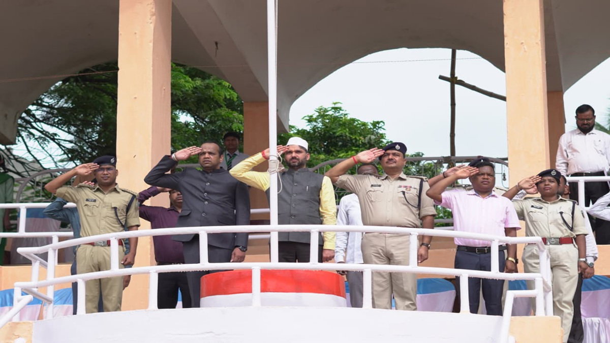 Jamtara :  स्वतंत्रता दिवस को लेकर गांधी मैदान में फुल ड्रेस परेड का रिहर्सल, DC-SP ने किया निरीक्षण