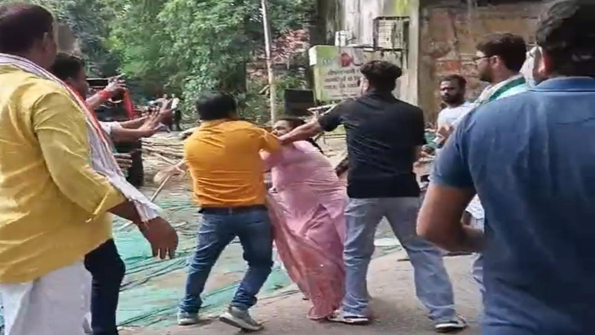 Dhanbad :  तिरंगा यात्रा से पहले BJP कार्यकर्ता आपस में भिड़े, हाथापाई करते वीडियो वायरल