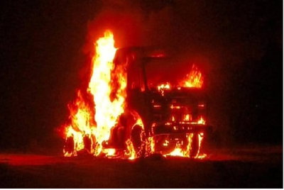 गिरिडीह :  पत्थर लदे हाईवा की चपेट में आकर बुजुर्ग महिला की मौत, आक्रोशितों ने वाहन में लगाई आग