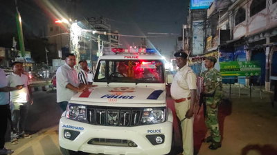 देर रात रांची की सड़कों पर निकले SSP, काम में लापरवाही बरतने पर दो पुलिसकर्मी सस्पेंड