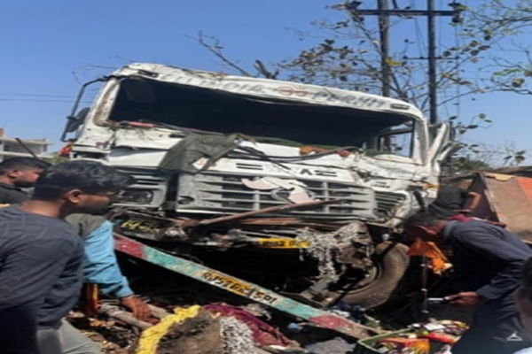 हजारीबाग :  ट्रेलर ने ऑटो व बस में मारी टक्कर, फल बेच रहे दुकानदार समेत दो की मौत, 12 घायल