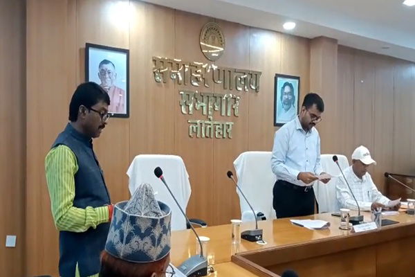 लातेहार :   महेश सिंह ने नगर पंचायत अध्यक्ष के रूप में शपथ ली