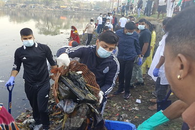 धनबाद :  रानी तालाब में विशेष सफाई अभियान, अधिकारियों ने श्रमदान व वृक्षारोपण किया
