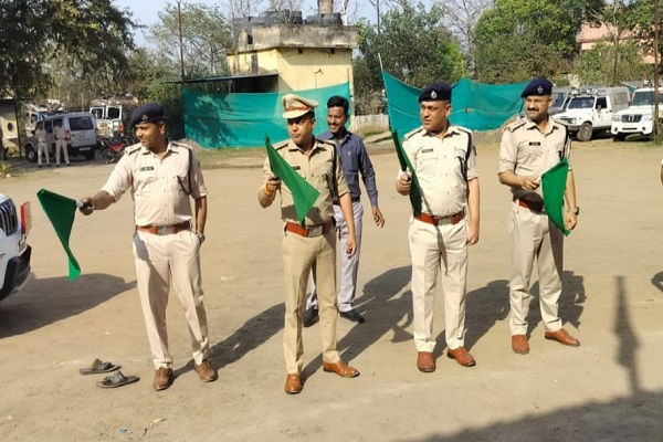 रामगढ़ को मिले 32 पेट्रोलिंग वाहन, एसपी ने हरी झंडी दिखाकर किया रवाना