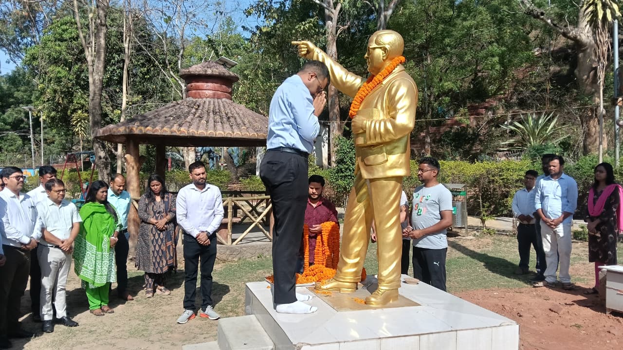 लातेहार :  जयंती पर याद किये गये डॉ भीमराव अंबेडकर, डीसी ने किया  माल्‍यापर्ण