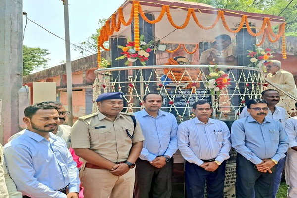 जामताड़ा : DDC व SDO ने अंबेडकर चौक पर बाबा साहेब को किया नमन