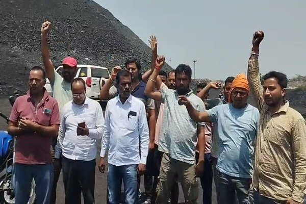 धनबाद : बरोरा बस्ती में ग्रामीणों ने अवैध खनन के खिलाफ खोला मोर्चा, काम रुकवाया